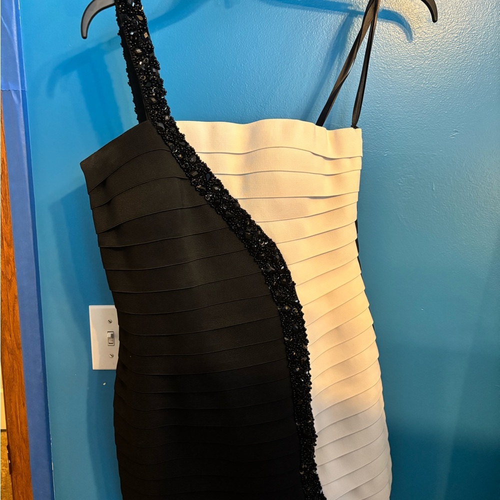 Sherri Hill Black and White Bodycon One Shoulder Sleeveless Cocktail Dress